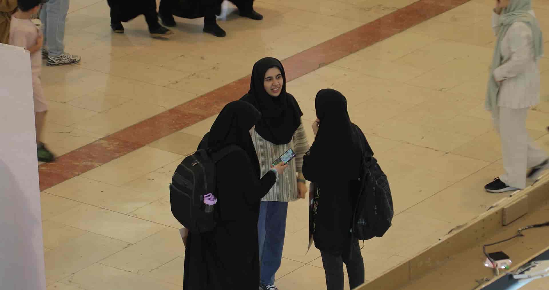 دختران دانشجو در نمایشگاه کتاب